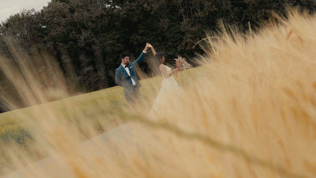 Photo d'un couple de jeune marié dansant au milieu des champs de blé