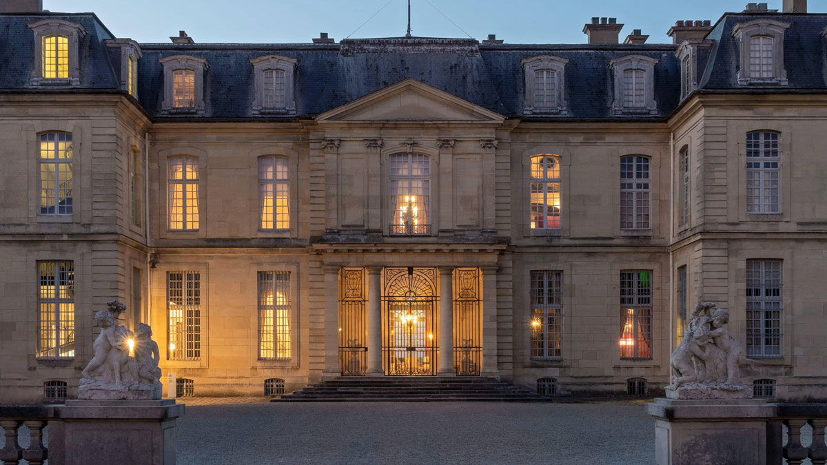 Photo de nuit du Chateau éclairé de Champs-sur-Marne dans le 77, lieu de shooting photo et vidéo de mariage romantique