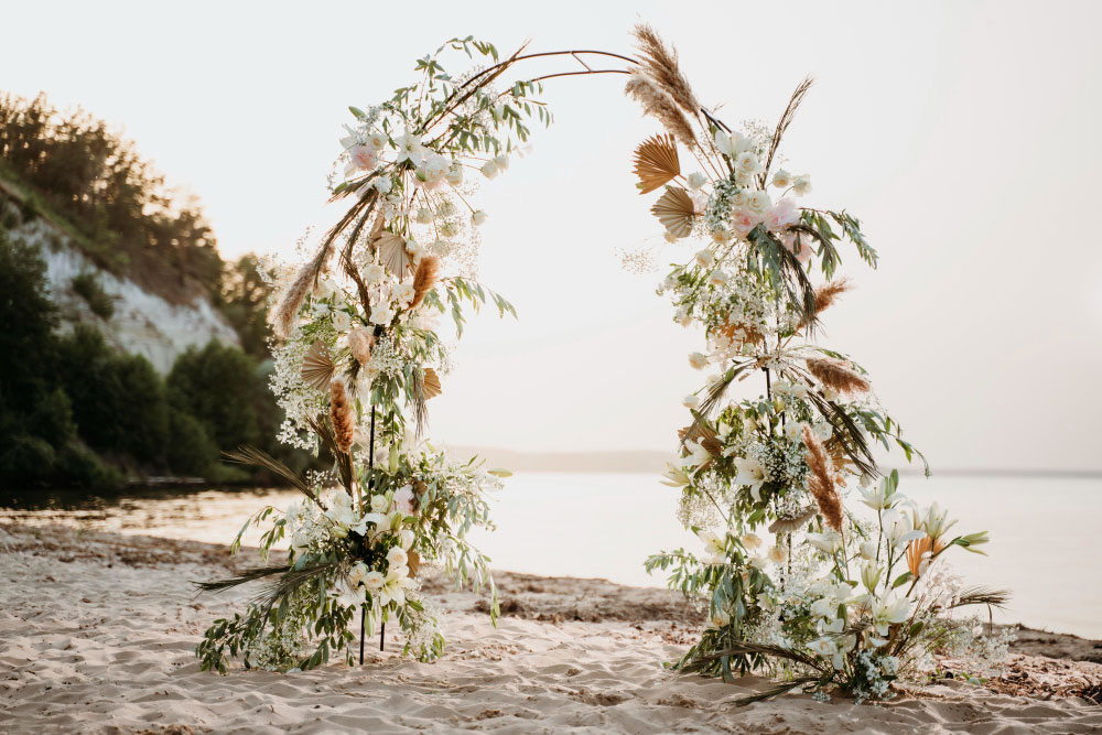 Arche de mariage en bord de mer avec des fleurs séchés